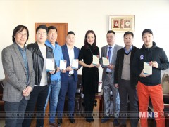 Монголын радиогийн чартад тэргүүлсэн уран бүтээлчид батламжаа гардлаа