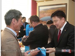 Хотын удирдлагууд ахмадууддаа хүндэтгэл үзүүллээ