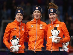 Холланд хүүхнүүд хаан, хатан нарынхаа нүдэн дээр бахдам гавьяа байгууллаа