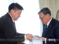 Ахмадуудаа хүлээн авч, хүндэтгэл үзүүллээ