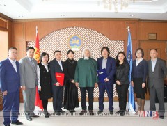 Зохиолчдын номноос хоёр ширхэгийг нь орон нутгийн номын санд хандивлана