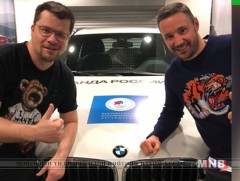 Олимпийн аварга 13 настай хүүгийн амийг аврахын тул машинаа заржээ