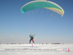 Аврагч Л.Будсүрэн Параглайдингийн цэгэн буултын аварга шалгаруулах анхдугаар тэмцээнд оролцож байна