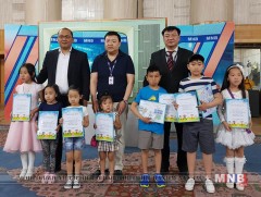 МҮОНРТ-ийн ажилчдын шилдгийн шилдэг зураач хүүхдүүд шагналаа гардлаа 