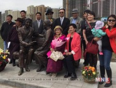 Ч.Лодойдамба, Ч.Долгорсүрэн нарын хөшөө сүндэрлэв