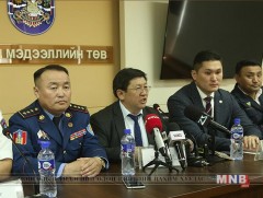 Хүүхдүүдэд эцэг, эхийн нэр, утасны дугаарыг бичих бугуйвчийг тараана