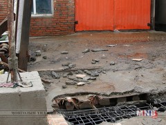 Далан сувгийн орчимд зөвшөөрөлгүй барьсан барилгаас үүдэн авто замд эвдрэл үүсчээ