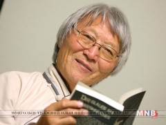 Монгол зохиолч Дэлхийд...