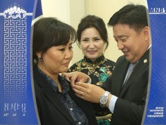 Төрийн дээд одон медаль гардууллаа