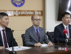 Түрүү бөхийг “Ланд крузер-200” автомашинаар шагнана