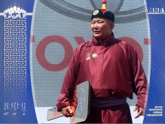 Улсын аварга Н.Батсуурьд “Ланд крузер-200” автомашин гардуулан өглөө