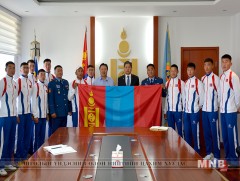 Дэлхийн аварга шалгаруулах тэмцээнд оролцох баг тамирчдад туг гардуулан өглөө