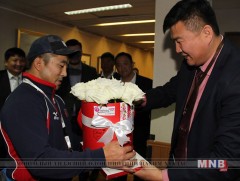 Олон улсын тэмцээнээс мөнгөн медаль хүртсэн Б.Лхагвадорж эх орондоо ирлээ 