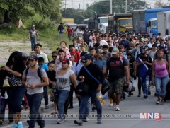 Гондурасын цагаачид Гватемалийн хилээр дамжин АНУ-ыг зорьж байна