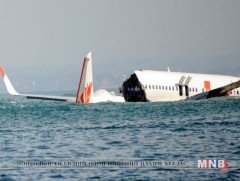 Сүйрсэн онгоцны их биеийн хэсгийг тэнгисийн ёроолоос татаж гаргана  