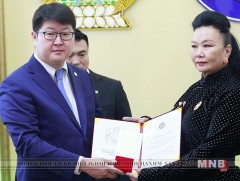 Б.Зангад, А.Долгор, Ж.Золбаяр нарыг Хангарди одонгоор шагналаа