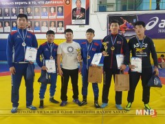 Чөлөөтийн өсвөрийн бөхчүүд Якутын тэмцээнээс таван медаль хүртлээ