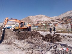 Хөлдсөн мөсийг ховхолж, нийтийн эзэмшлийн талбайг аюулгүй болгожээ