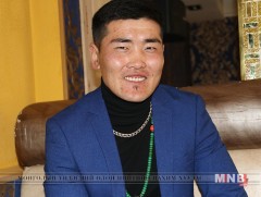 Дүүрэн зорчигчтой автобус шүдээрээ чирж буй бичлэг