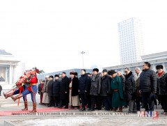 Д.Сүхбаатарын хөшөөнд цэцэг өргөж, Их эзэн Чингис хааны хөшөөнд хүндэтгэл үзүүлэв