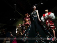 Шоколадаар урласан хувцас загварын шоу боллоо