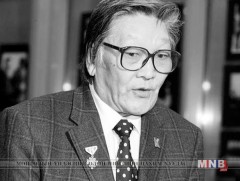 ХОЙМОР: Ардын уран зохиолч Дөнгөтийн Цоодол 