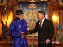 Ардын уран зохиолч Пунцагийн Бадарчид Төрийн соёрхол цол хүртээлээ