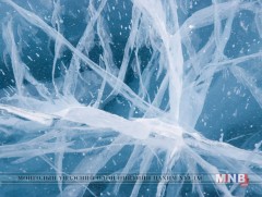 Хэрлэн голын мөс цөмөрч 11 зорчигчтой машин осолджээ