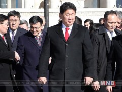 Жанжин Д.Сүхбаатарын хөшөөнд цэцэг өргөж, Их Эзэн Чингисийн хөшөөнд хүндэтгэл үзүүллээ