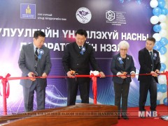 Анхны чулуулгийн үнэмлэхүй нас тодорхойлох тоног төхөөрөмжийг Геологийн төв лаборатори ТӨҮГ-т хүлэ..