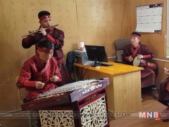 Ардын дууг ёочин, ятга хөгжмөөр тоглох арга барил, онцлог  