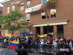 Жагсагчид АНУ дахь Венесуэлийн Элчин сайдын яамыг бүсэлжээ 