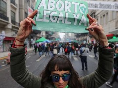 Аргентинд үр хөндөлтийг хуулиар зөвшөөрөхийг хүсч байна