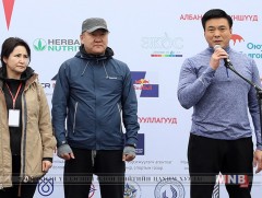 Хотын захирагч марафонд оролцогчдод амжилт хүслээ