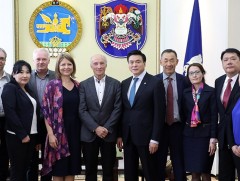 Францын Орлеон хотын нэгдсэн эмнэлгийн эмч нарыг хотын Захирагч хүлээн авч уулзлаа