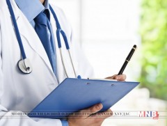 Элэгний эмч ярьж байна