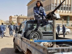 Халифа Хавтарын цэргүүд Триполи хотын төвд ойртжээ 