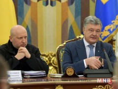 Петро Порошенко огцрох бичигт гарын үсэг зуржээ 