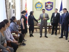 Талийгаачдын ар гэрийнхэнд хоёр өрөө байрны түлхүүр гардуулж өглөө