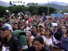 Венесуэл улс Колумбатай залгаа хилээ нээлээ