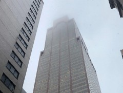 Байшингийн дээвэр дээр нисдэг тэрэг унаж, нисгэгч нь нас баржээ