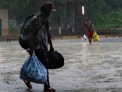 АНУ-д цагаачлах хүсэлтэй африк иргэд хил дээр олноороо саатуулагдаж байна