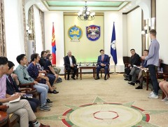 Хотын Захирагч сурагч солилцооны хөтөлбөрт хамрагдсан хүүхдүүдийг хүлээн авч уулзлаа
