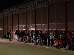 Мексикийн хилийн хамгаалалтынхан бичиг баримтгүй 800 орчим дүрвэгчийг саатуулжээ