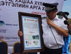 Алба хаагчийнхаа гэр бүлд шинэ байшингийн түлхүүр гардуулав