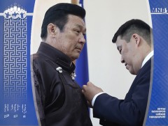 Төрийн дээд одон медаль гардууллаа