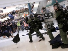 Жагсагчид болон цагдаа нарын хооронд мөргөлдөөн гарчээ