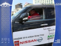 Э.Оюунболдод шагналын автомашиныг гардуулан өглөө