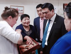 Хотын захирагч протезийн үйлдвэрийг дэмжин ажиллахаа илэрхийллээ