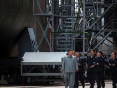 Ким Жон Ун тэнгисийн цэргийн хүчний зориулалттай шинэ шумбагч завийг биечлэн шалгажээ 